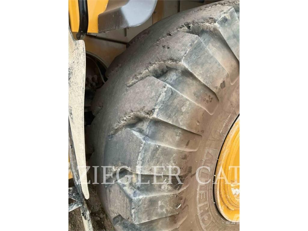CAT 982M Pale gommate