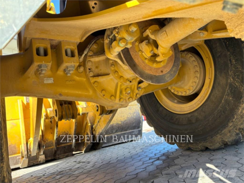 CAT 982XE Iekrāvēji uz riteņiem