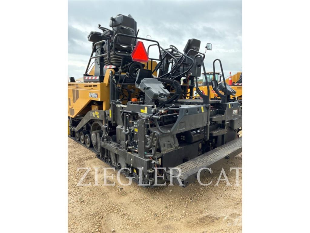 CAT AP1055-08 Asfalta klājēji