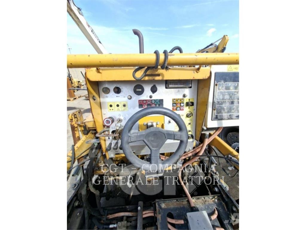 CAT AP255E Asfalta klājēji