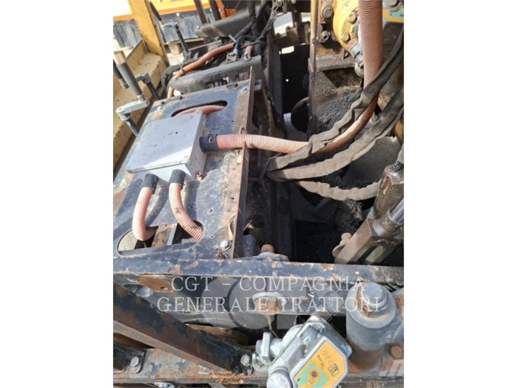 CAT AP255E Asfalta klājēji