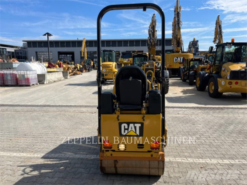 CAT CB1.7 토양 다짐기