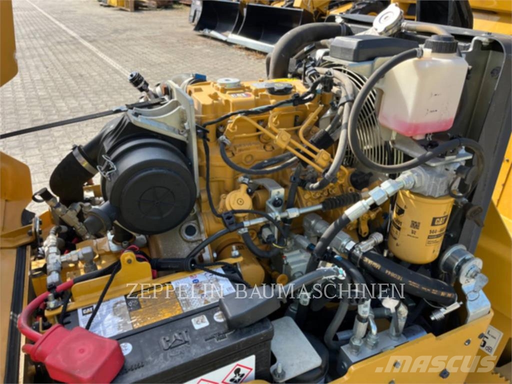 CAT CB1.7 토양 다짐기
