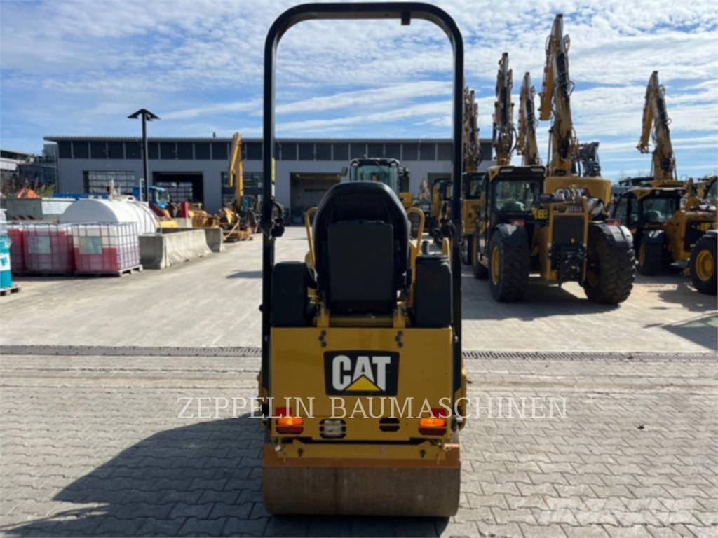 CAT CB1.7 토양 다짐기
