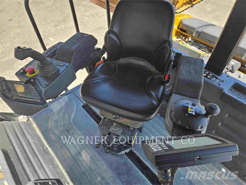 CAT CB15 ضاغطات التربة