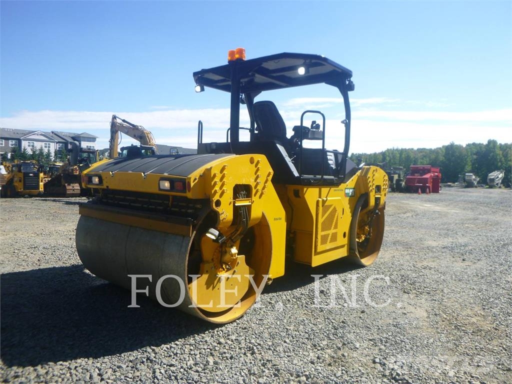 CAT CB15 雙輪滾壓機