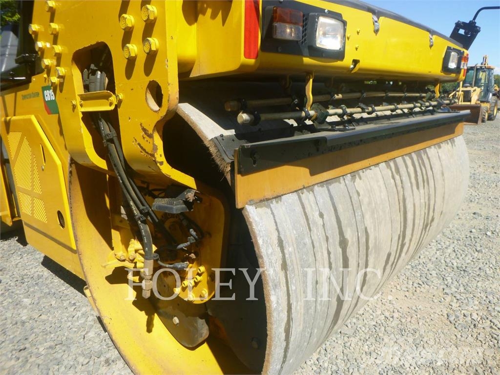 CAT CB15 雙輪滾壓機
