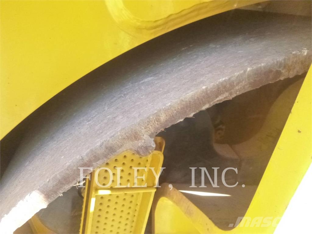 CAT CB15 雙輪滾壓機