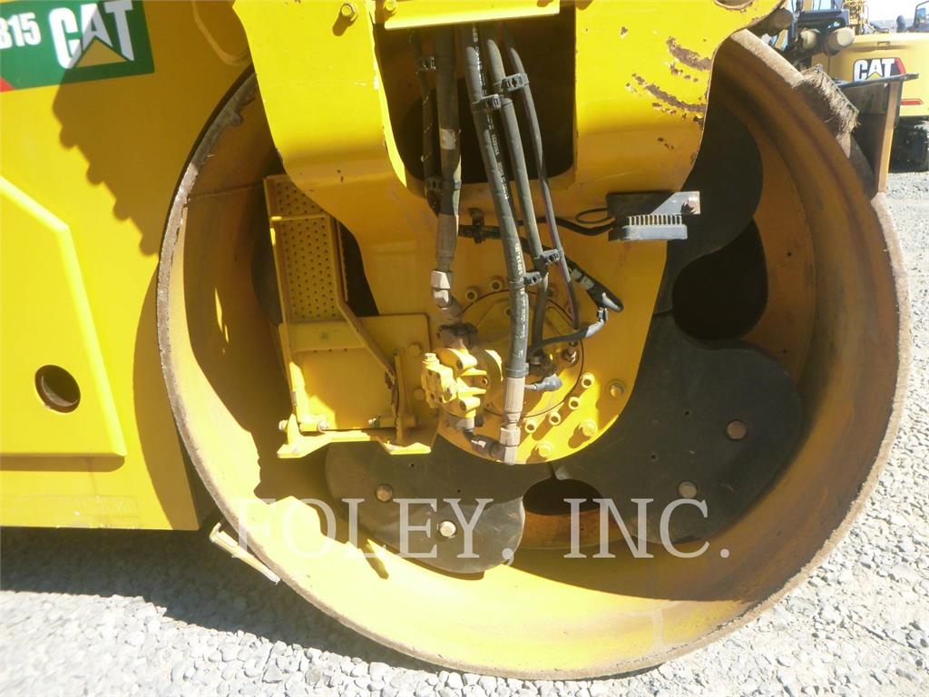 CAT CB15 雙輪滾壓機
