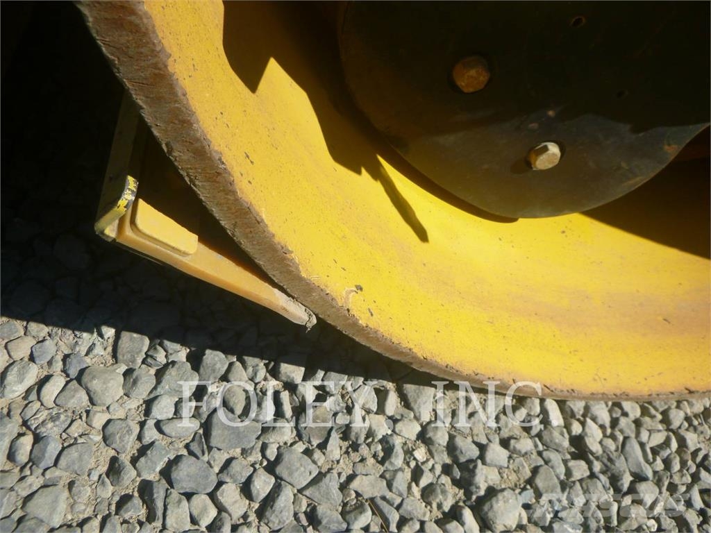 CAT CB15 雙輪滾壓機