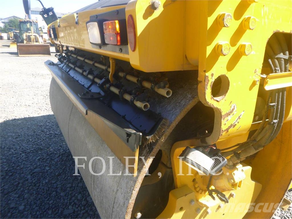 CAT CB15 雙輪滾壓機