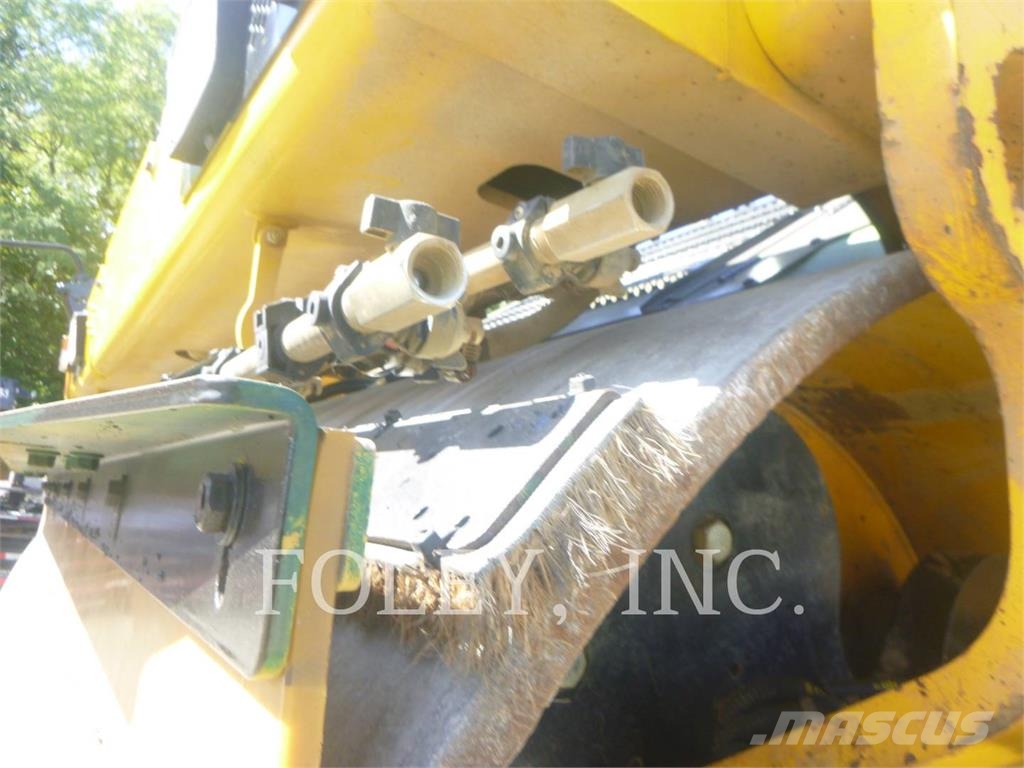 CAT CB15 雙輪滾壓機