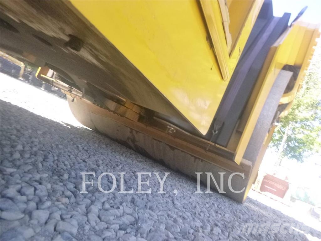 CAT CB15 雙輪滾壓機