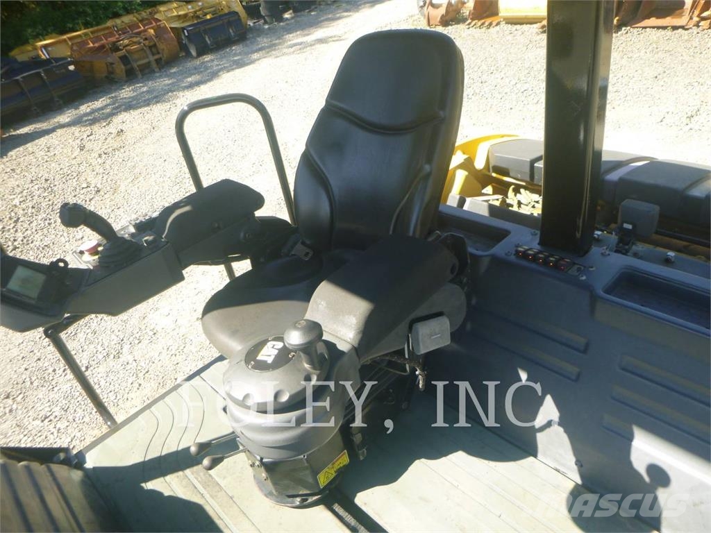 CAT CB15 雙輪滾壓機