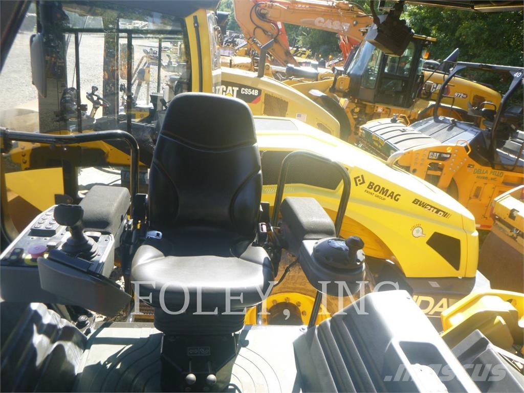 CAT CB15 雙輪滾壓機