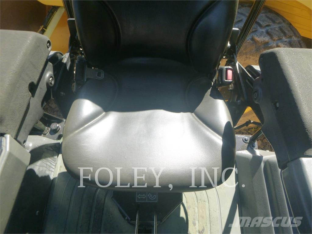CAT CB15 雙輪滾壓機