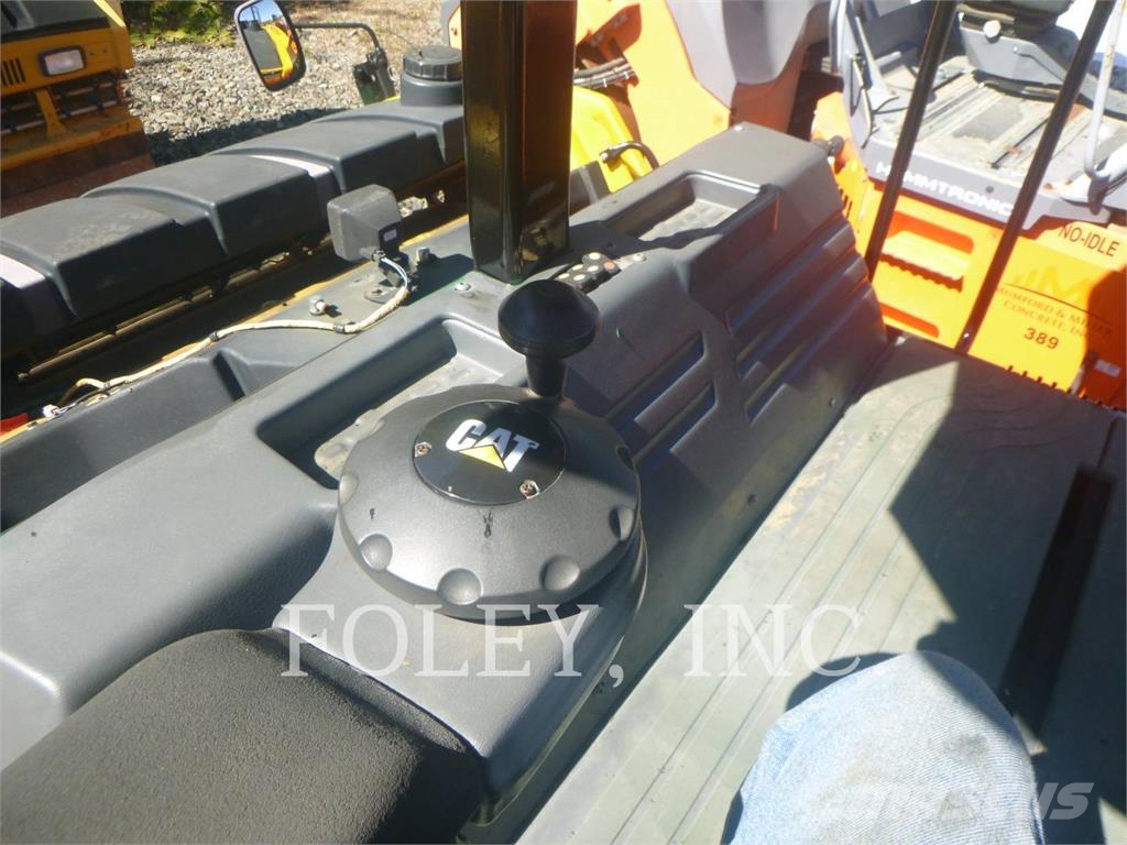 CAT CB15 雙輪滾壓機