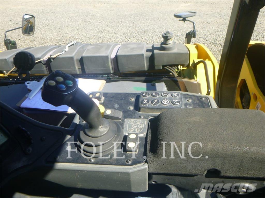 CAT CB15 雙輪滾壓機