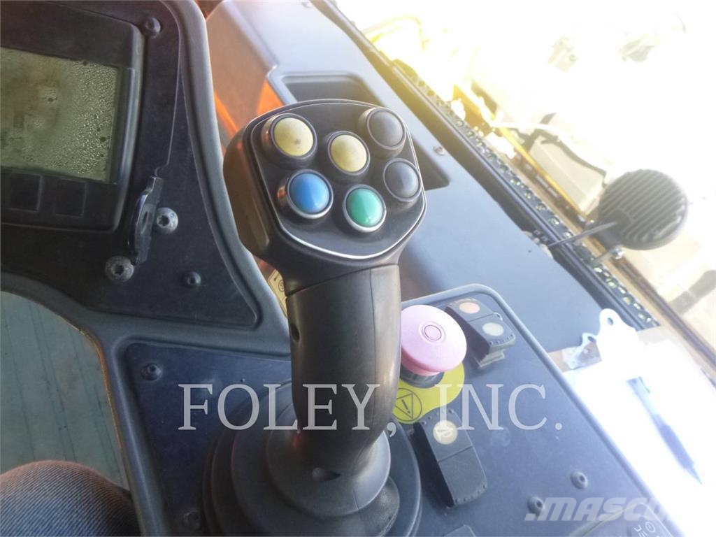 CAT CB15 雙輪滾壓機