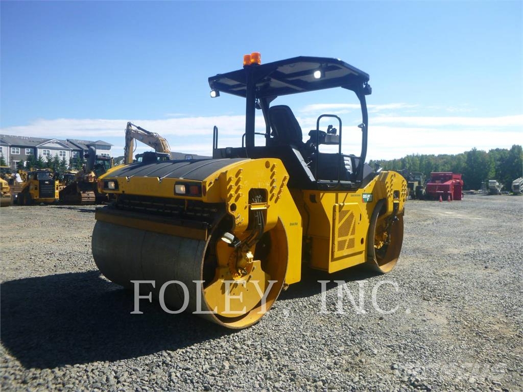 CAT CB15 雙輪滾壓機