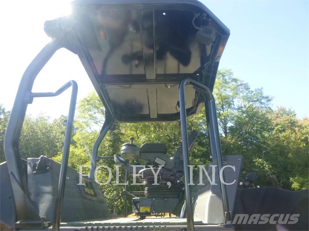 CAT CB15 雙輪滾壓機