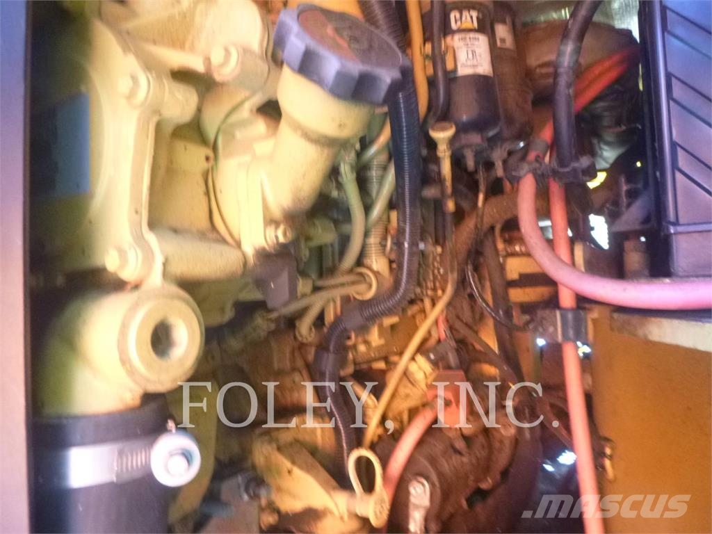CAT CB15 雙輪滾壓機