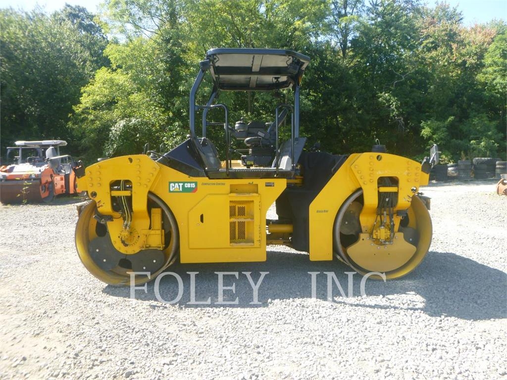 CAT CB15 雙輪滾壓機