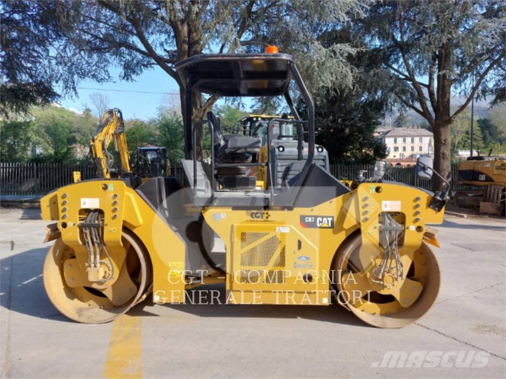 CAT CB7 Asphalt pavers