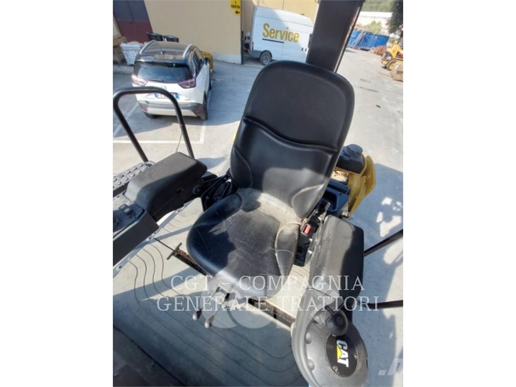 CAT CB7 Asphalt pavers