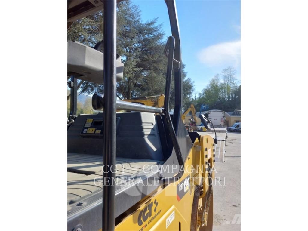 CAT CB7 Asphalt pavers