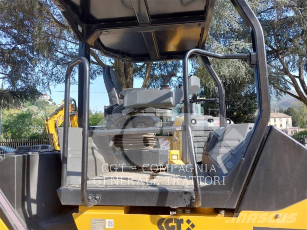 CAT CB7 Asphalt pavers
