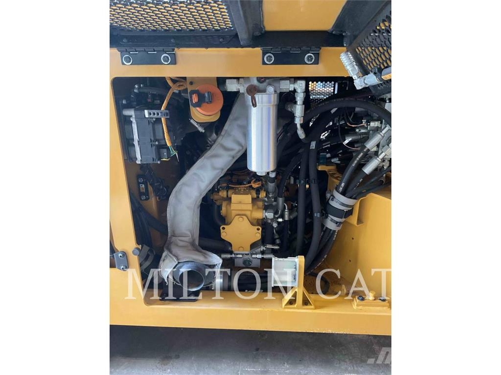 CAT CB7 雙輪滾壓機