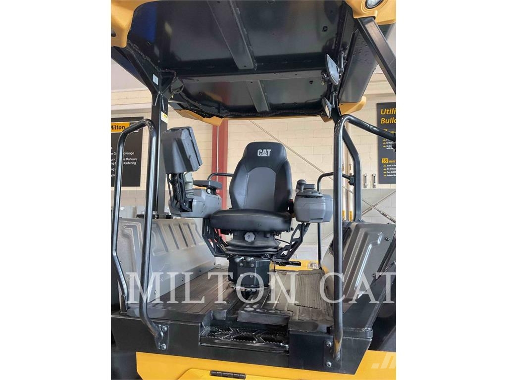 CAT CB7 雙輪滾壓機