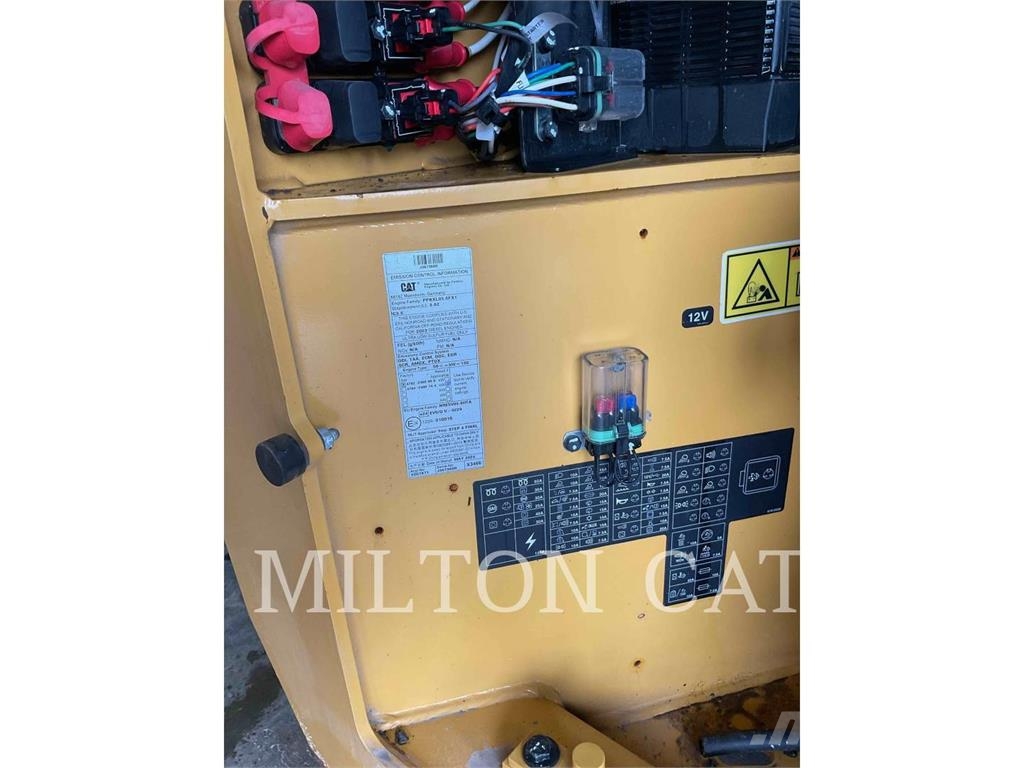 CAT CB7 雙輪滾壓機