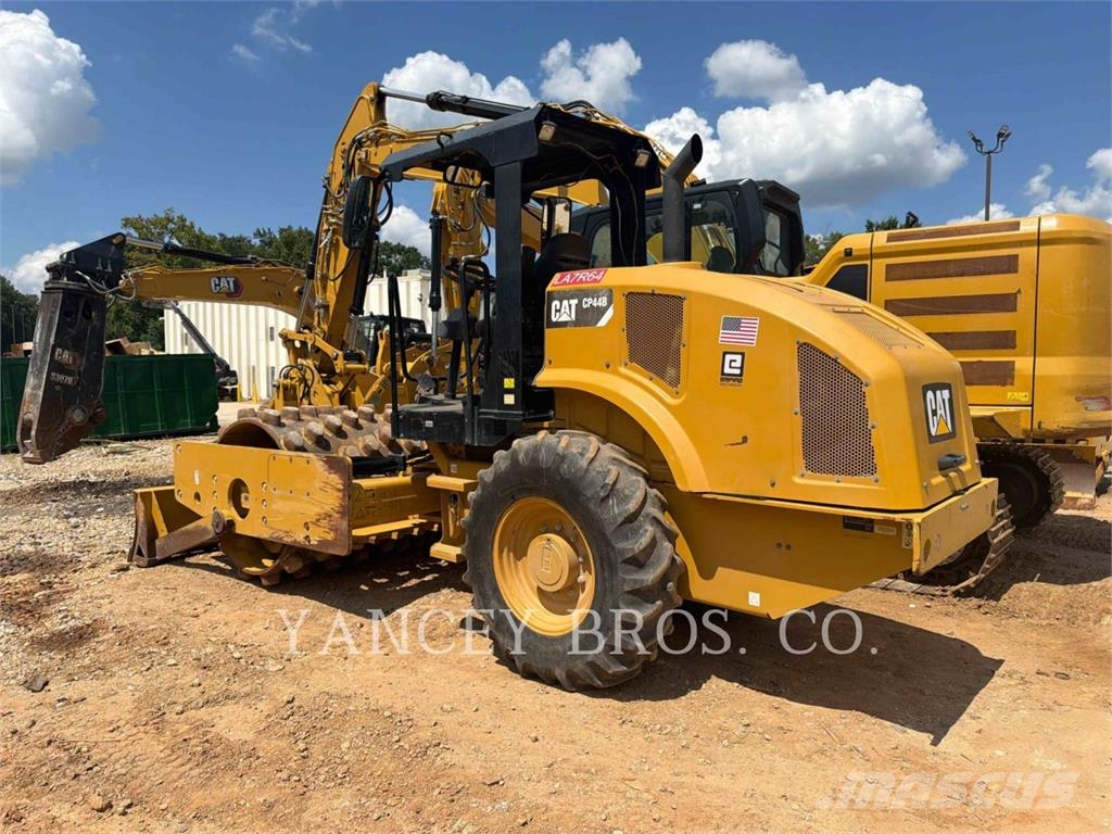 CAT CP44B Kompaktorji tal