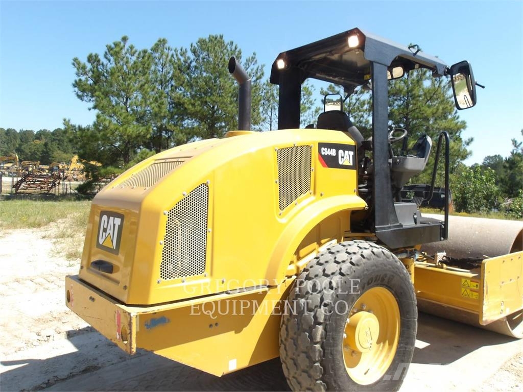 CAT CS44B Single drum rollers