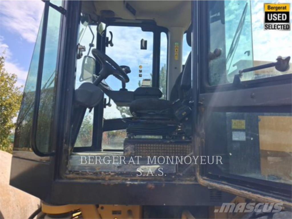 CAT CS74B 4F ضاغطات التربة