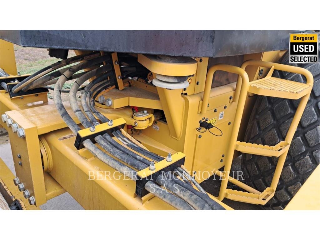 CAT CS74B 4F Compacteur de sol
