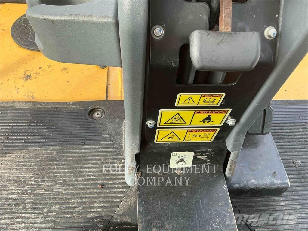 CAT CW16 ソイルコンパクター
