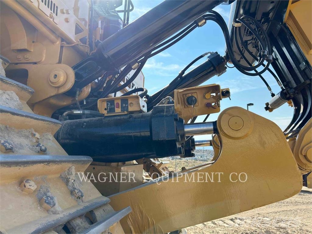 CAT D11T Pásové dozéry