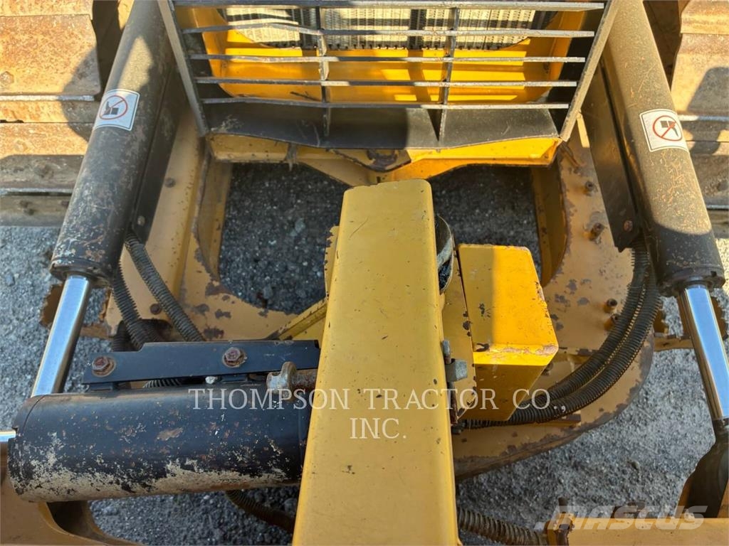 CAT D3 Buldožerji goseničarji