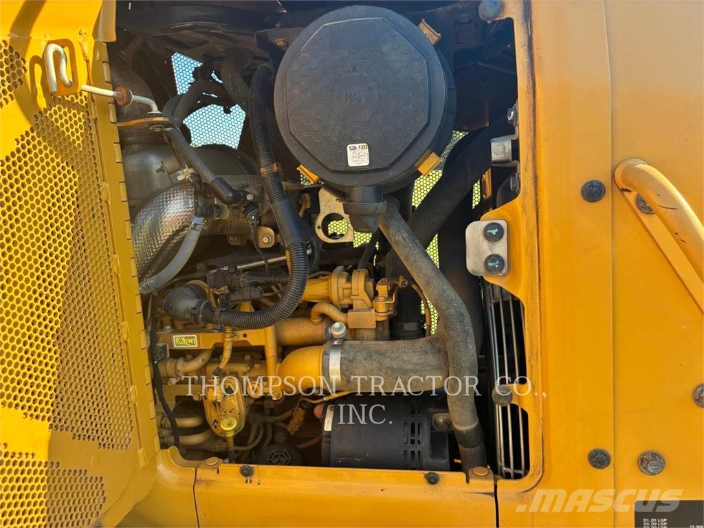 CAT D3 Buldožerji goseničarji