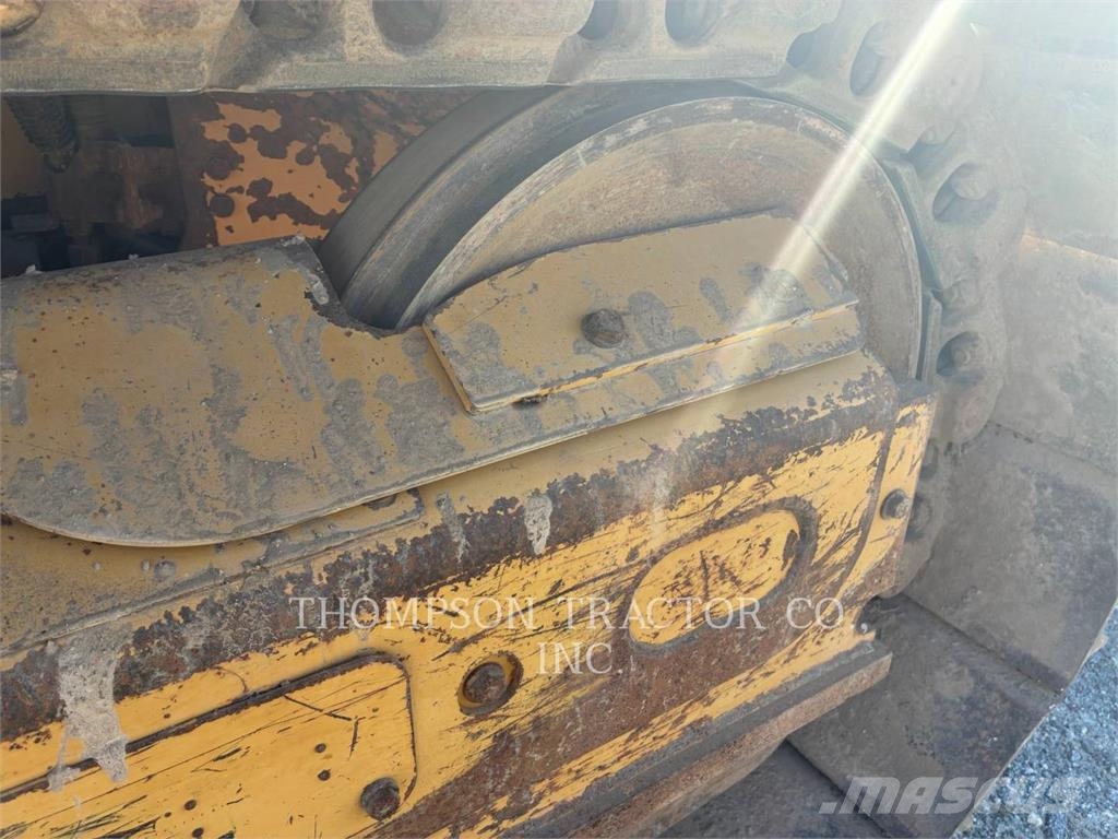 CAT D3 Buldožerji goseničarji