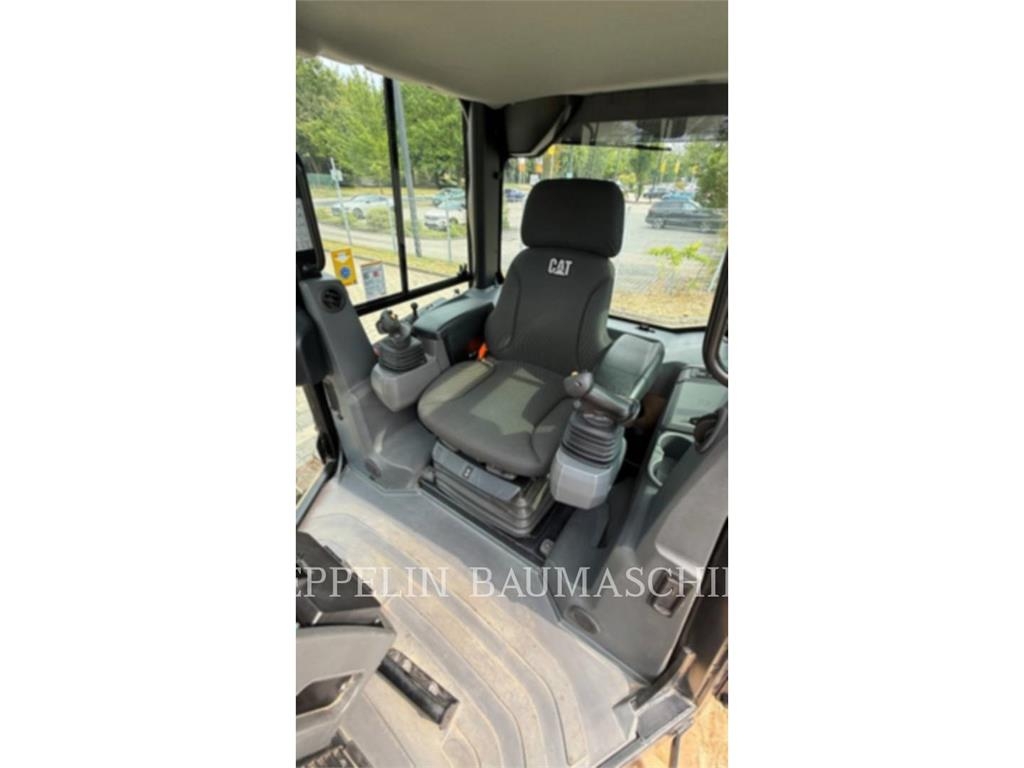 CAT D3 Buldožerji goseničarji