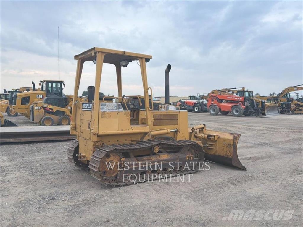 CAT D4C Buldozer sobre oruga