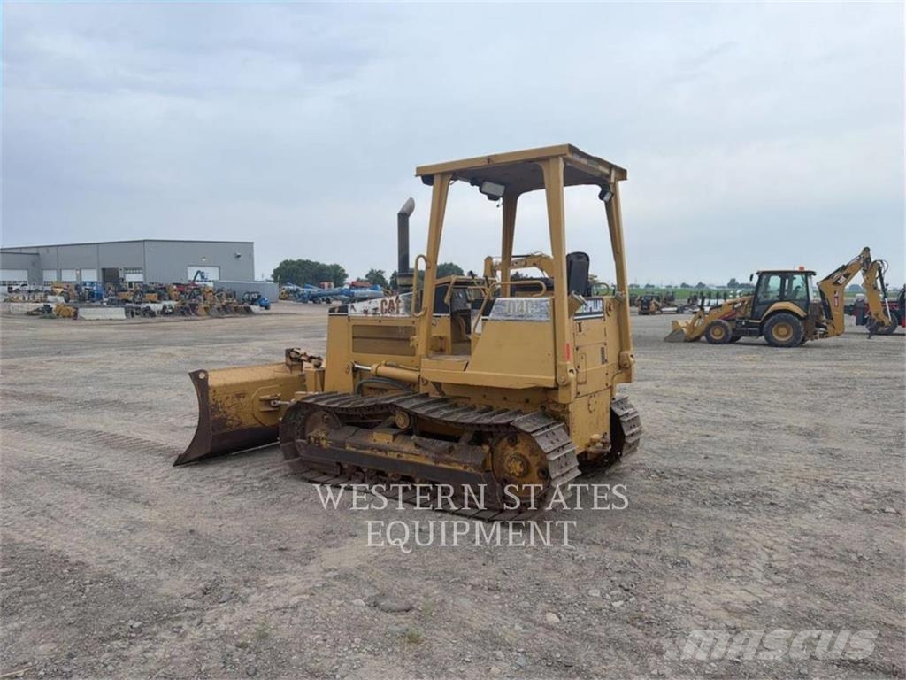 CAT D4C Buldozer sobre oruga