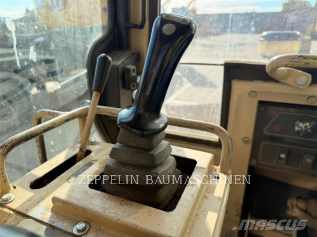 CAT D4CM Buldožerji goseničarji