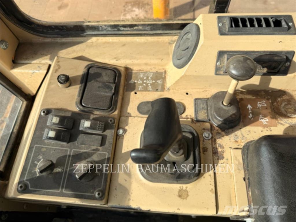 CAT D4CM Buldožerji goseničarji