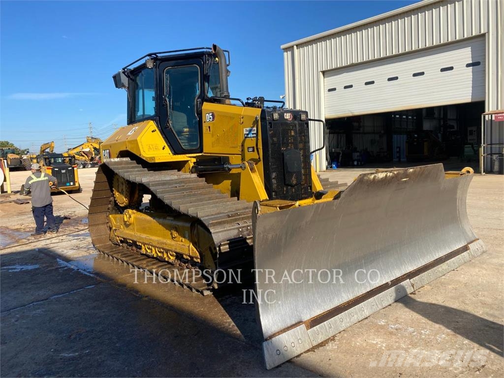 CAT D5 بلدوزرات مجنزرة