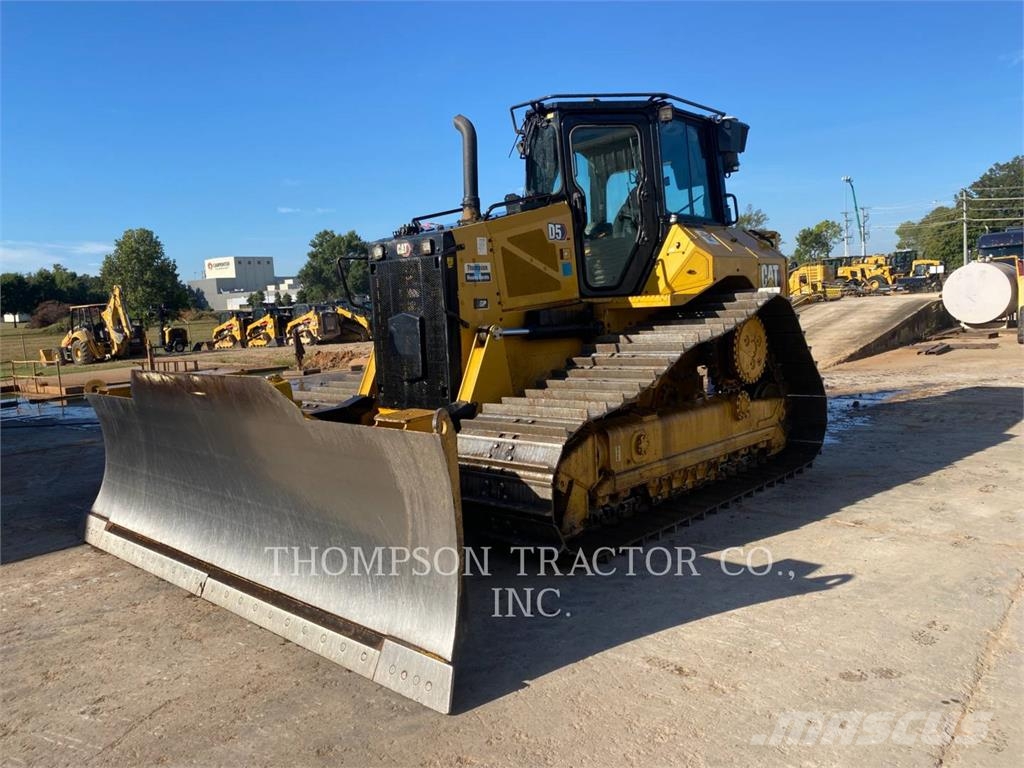 CAT D5 بلدوزرات مجنزرة